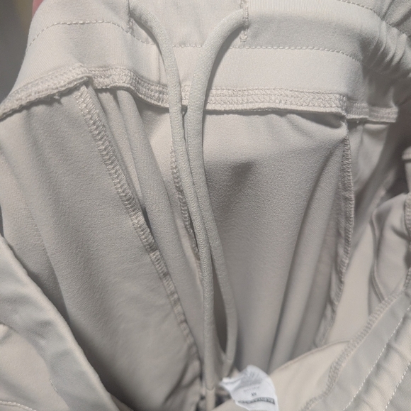 Alphalete | Trace Joggers In String Off-white - Picture 10 of 12